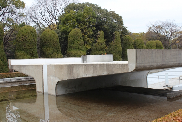 広島市平和記念公園「平和の灯」
（cocomil さんによるPhotoAC からの画像）